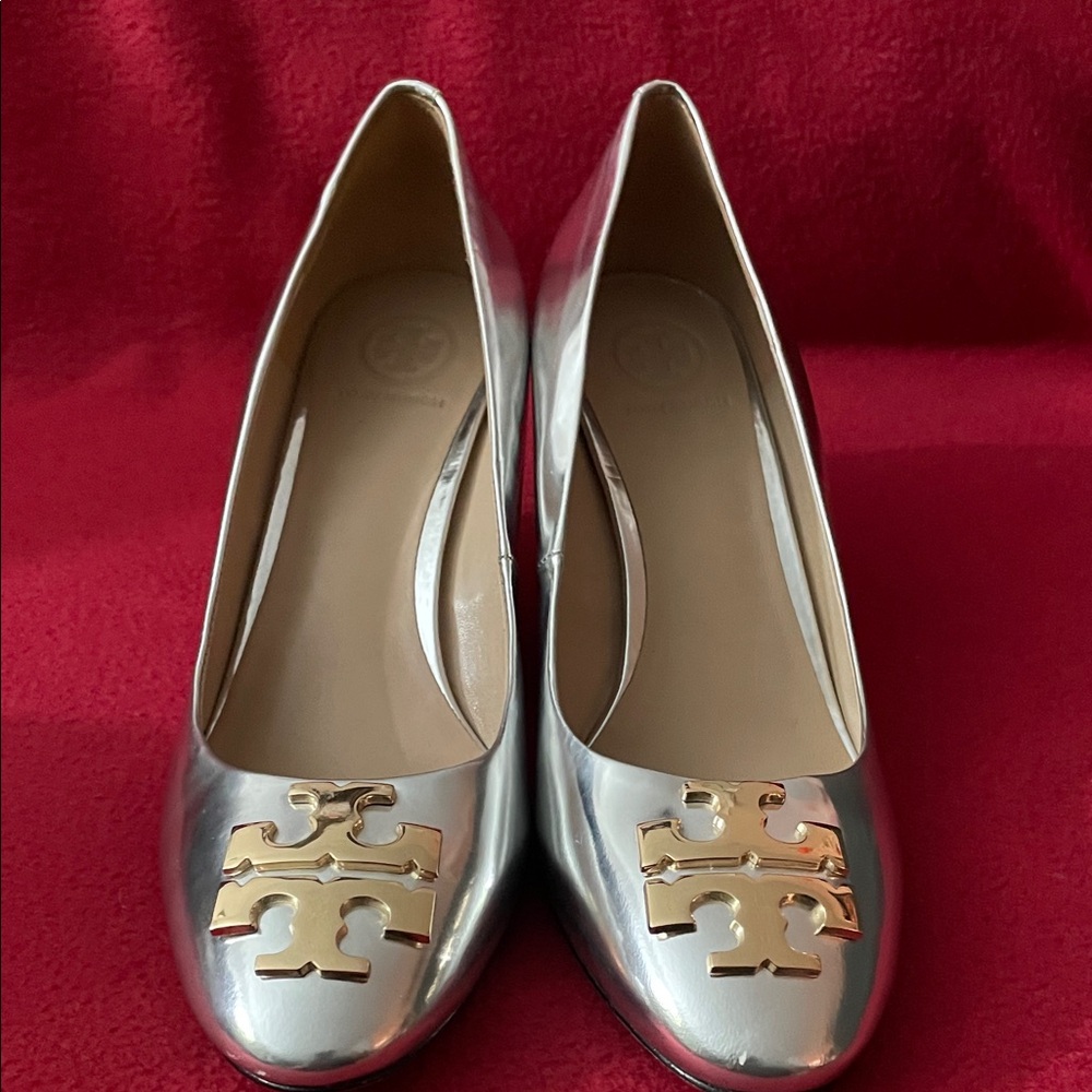 Tory Burch Silver Flats with Gold Logo size 7 m